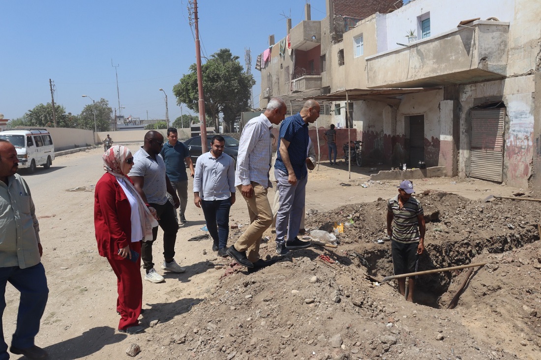 السكرتير العام المساعد يتابع تركيب خطوط مياه بالفشن